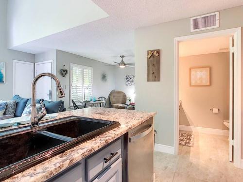 eine Küche mit einer Spüle und einer Arbeitsplatte in der Unterkunft Disney 15 min Stunning Enchanted Lake House in Kissimmee