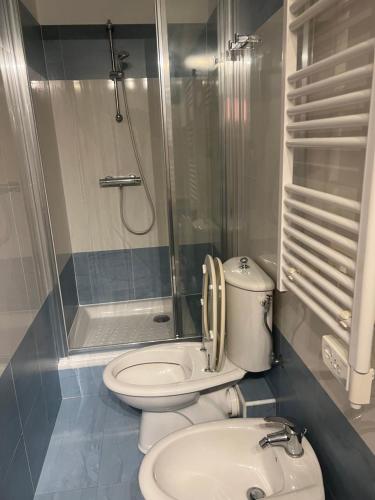 a bathroom with a toilet and a shower at Joli studio à Monaco in Beausoleil