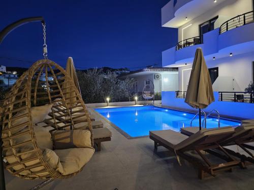 een patio met een schommel en een zwembad bij Monel Hotel in Ksamil