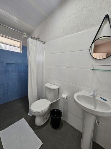 a bathroom with a toilet and a sink at Cantinho da Nonna in Morretes