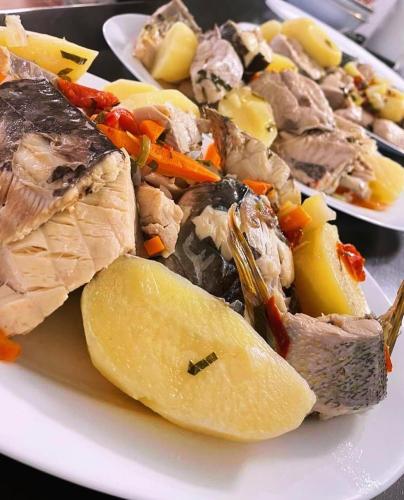 Makanan di atau berdekatan rumah tamu ini