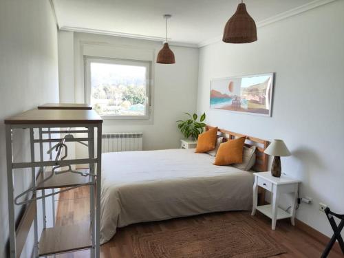 - une chambre avec un lit avec une échelle et une fenêtre dans l'établissement Apartamento tranquilo en miengo, à Miengo