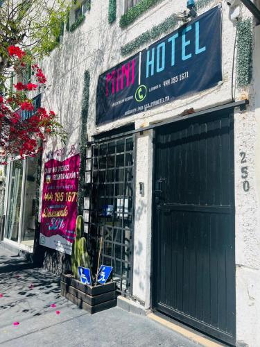 a building with a sign for a tiny hotel at MINI HOTEL San Luis Potosí in San Luis Potosí