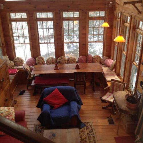 Posezení v ubytování STREAMSIDE CABIN IN THE CATSKILLS
