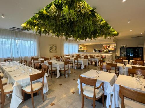 Reštaurácia alebo iné gastronomické zariadenie v ubytovaní Hotel Dorè