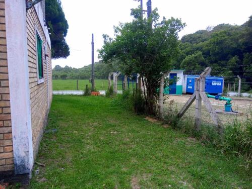 um quintal ao lado de uma casa com uma cerca em Inature em Florianópolis