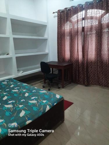- une chambre avec un bureau, un lit et une fenêtre dans l'établissement Gokul PG Homestay, à Gorakhpur