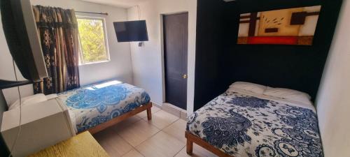 Un pat sau paturi într-o cameră la MINI HOTEL San Luis Potosí