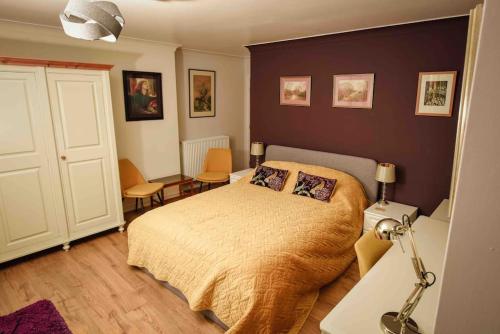 1 dormitorio con 1 cama, mesa y sillas en Southdene Studio en Lincoln