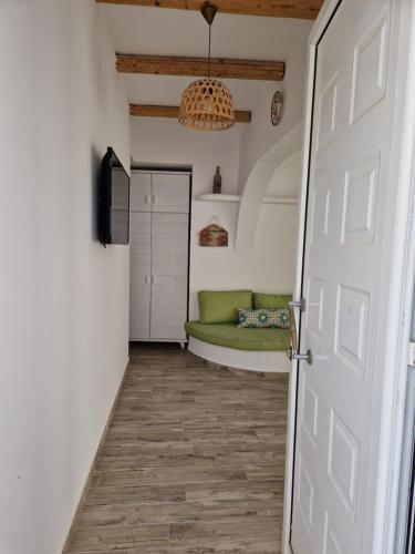 a hallway with a door and a green couch at Seva's House in Psinthos