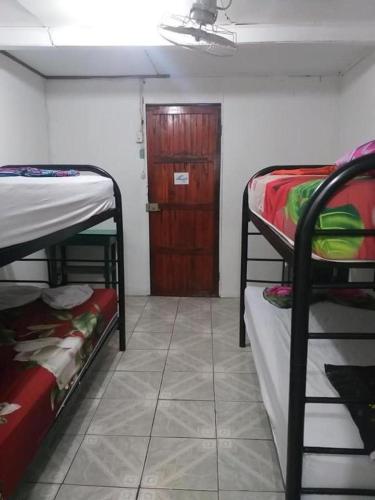 Ένα ή περισσότερα κρεβάτια σε δωμάτιο στο Downtown Montezuma Hostel