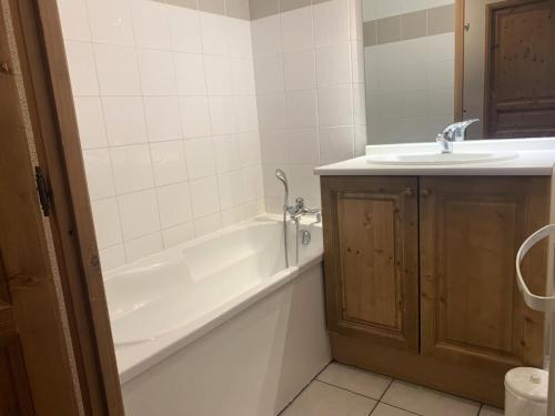 une salle de bain avec une baignoire et un lavabo dans l'établissement Résidence Le Grand Panorama - Grand Panorama 111 MAE-5213, à Saint-Gervais-les-Bains