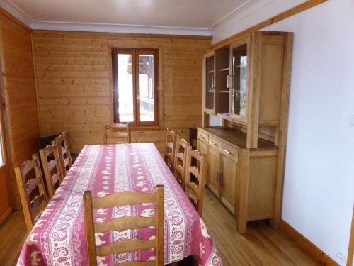 une salle à manger avec une table, des chaises et une armoire dans l'établissement Chalet Pylone - Chalet Pylone MAE-5198, à Saint-Gervais-les-Bains