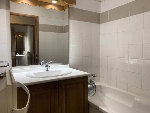 une salle de bain avec un lavabo et une baignoire dans l'établissement Résidence Le Grand Panorama - Grand Panorama 303 MAE-5215, à Saint-Gervais-les-Bains