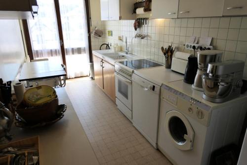 Il comprend une cuisine équipée d'un lave-linge et d'un évier. dans l'établissement Résidence Paradiso - 3 Pièces pour 6 Personnes 24, à Saint-Gervais-les-Bains