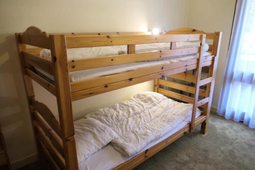 - deux lits superposés dans une chambre dans l'établissement Résidence Paradiso - 3 Pièces pour 6 Personnes 24, à Saint-Gervais-les-Bains