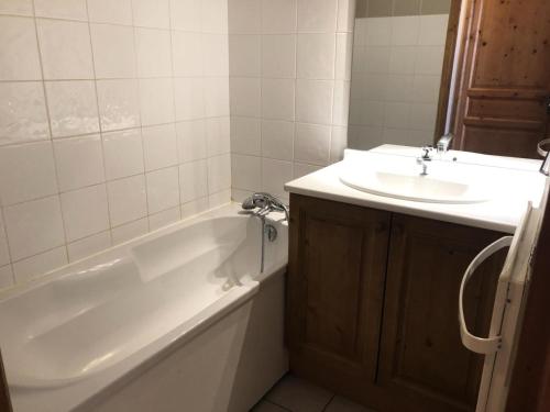 une salle de bain avec une baignoire et un lavabo dans l'établissement Résidence Le Grand Panorama - Grand Panorama 107 MAE-5232, à Saint-Gervais-les-Bains