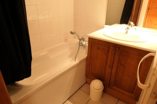 une salle de bain avec un lavabo et une baignoire et un lavabo dans l'établissement Résidence Le Grand Panorama - Grand Panorama 105 MAE-5237, à Saint-Gervais-les-Bains