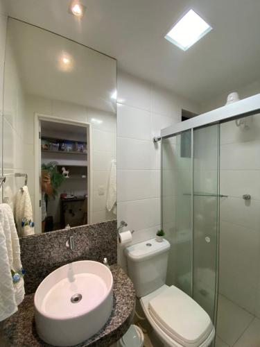 ein Badezimmer mit einem weißen WC und einem Waschbecken in der Unterkunft apt são joão de campina in Campina Grande