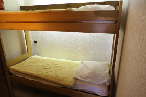 ein oberes Etagenbett in einem Zimmer in der Unterkunft Résidence La Gelinotte - 3 Pièces pour 6 Personnes 60 in Saint-Gervais-les-Bains