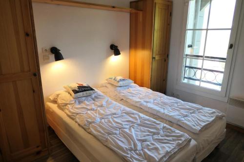 a bed sitting in a room with a window at Résidence Le Grand Panorama - 2 Pièces pour 6 Personnes 61 in Saint-Gervais-les-Bains