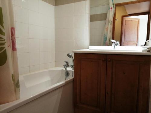une salle de bain avec une baignoire et un lavabo et une baignoire dans l'établissement Résidence Le Grand Panorama - Grand Panorama 211 MAE-5265, à Saint-Gervais-les-Bains