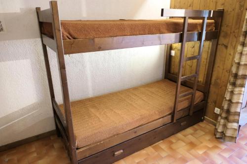 quelques lits superposés dans une chambre dans l'établissement Résidence La Gelinotte - Gélinotte 6 MAE-5292, à Saint-Gervais-les-Bains