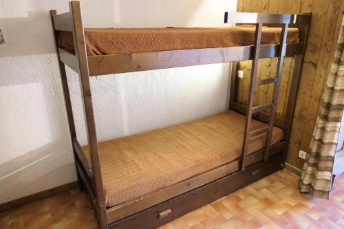 a couple of bunk beds in a room at Résidence La Gelinotte - Studio pour 4 Personnes 92 in Saint-Gervais-les-Bains