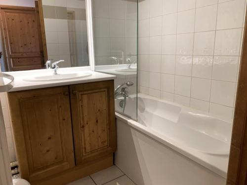 une salle de bain avec un lavabo, une douche et une baignoire dans l'établissement Résidence Le Grand Panorama - Grand Panorama 402 MAE-5297, à Saint-Gervais-les-Bains