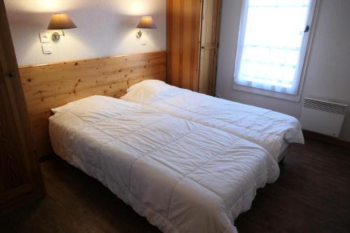 une chambre avec un lit blanc et une fenêtre dans l'établissement Résidence Le Grand Panorama - Grand Panorama 102 MAE-5295, à Saint-Gervais-les-Bains