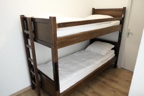 quelques lits superposés dans une chambre dans l'établissement Résidence Castel Des Roches A - Castel des Roches R5B MAE-5296, à Saint-Gervais-les-Bains