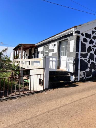 a building with a giraffe pattern on the side of it at Casa da Olivia in Lajes do Pico