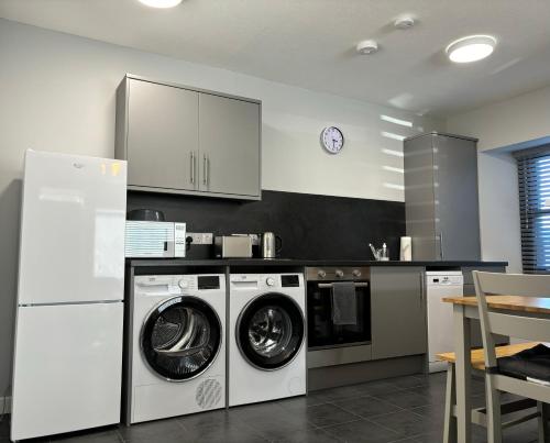 a kitchen with a washer and dryer at Argyle House Wick in Wick