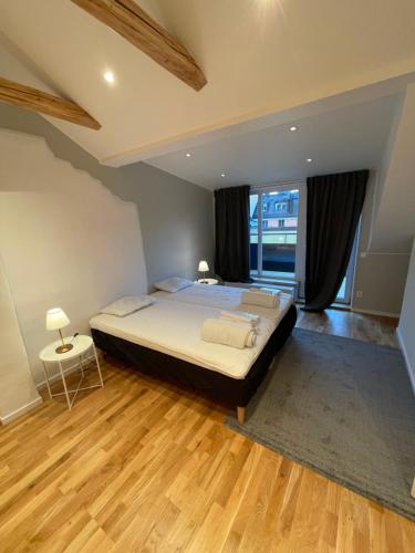 1 dormitorio con cama grande y ventana grande en Home Inn HVG54 en Estocolmo