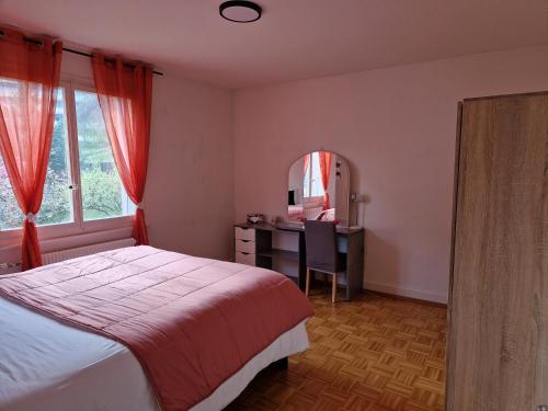 a bedroom with a bed and a desk and a mirror at La casa de los viajeros in Vevey