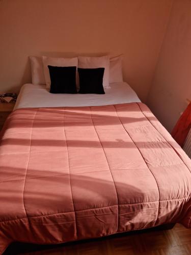 A bed or beds in a room at La casa de los viajeros