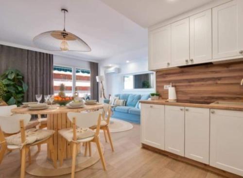 Apartamento Antonio with sea view,Torrevieja,50 m from Playa Acequion plus swimming pool