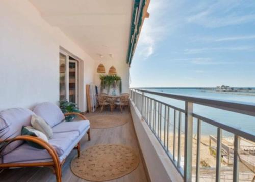 balkon z kanapą i widokiem na ocean w obiekcie Apartamento Antonio with sea view,Torrevieja,50 m from Playa Acequion plus swimming pool w mieście Torrevieja
