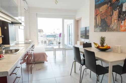 een keuken en eetkamer met een tafel en stoelen bij Queens suite in Thessaloniki