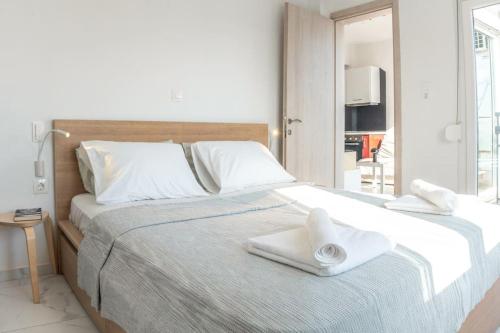 een slaapkamer met een bed met handdoeken erop bij Queens suite in Thessaloniki