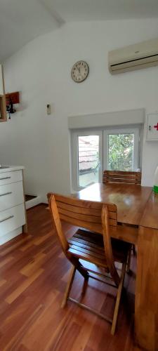 ein Esstisch aus Holz mit einem Holzstuhl in der Unterkunft Teos Apartments in Mostar