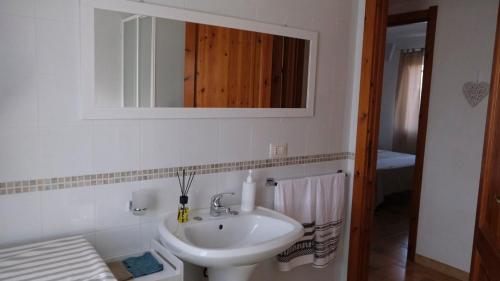 Le Trame di Ka.Sa في بورتو أوتيولو: حمام أبيض مع حوض ومرآة