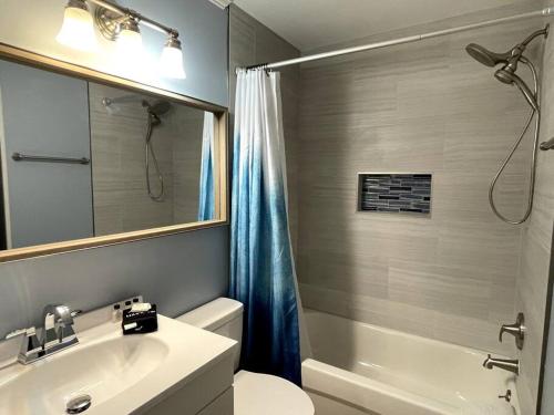 een badkamer met een wastafel, een toilet en een douche bij Crashin' Waves-Oceanview Bikes and King Bed in Hilton Head Island