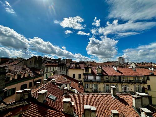 uma vista dos telhados de edifícios de uma cidade em Il viandante em Turim