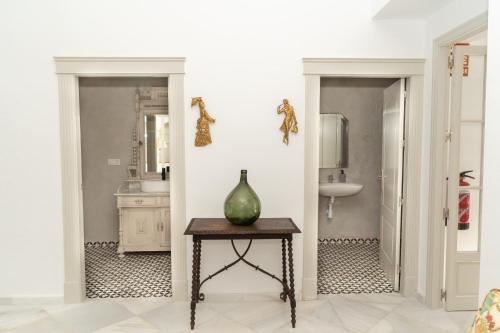 een badkamer met een tafel met een vaas erop bij Casa Palacio Vida in Espejo