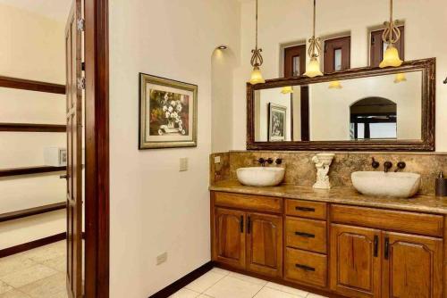 a bathroom with two sinks and a mirror at Villa Durazno in Guanacaste
