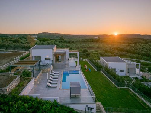 Piscina di Skyline Villas, By Hellocrete o nelle vicinanze