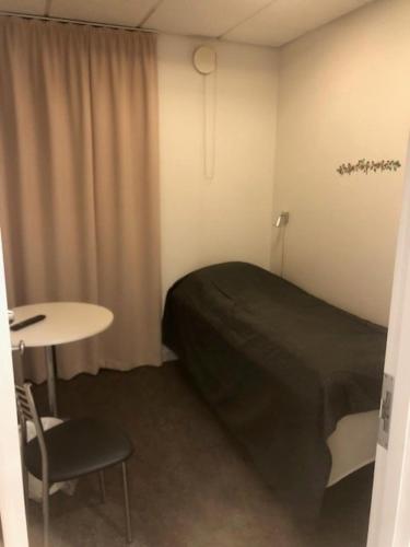 um quarto com uma cama, uma mesa e uma cadeira em Motel eat´n drive Padborg em Padborg