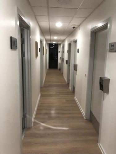 um corredor de um edifício de escritórios com um longo corredor em Motel eat´n drive Padborg em Padborg