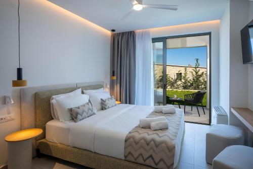 a bedroom with a large bed and a balcony at Skyline Villa in Angeliana